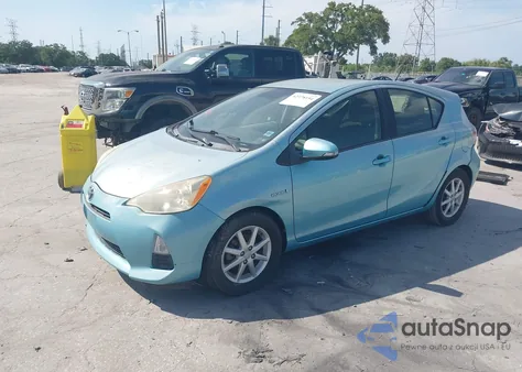 2013 Toyota Prius C Three from USA, damaged, VIN JTDKDTB38D1039697